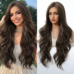 Detalle de peluca larga ondulada marrón degradada en una modelo y en un maniquí
