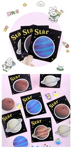 Vista detallada de notas adhesivas de planetas con diseños coloridos de galaxias y universo