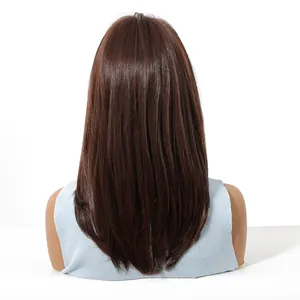 Vue arrière d'une longue perruque brune lisse sans colle avec une coupe en V naturelle