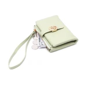 Detalle del monedero verde matcha para mujer mostrando el compartimento con monedas