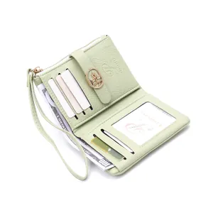 Vista interior detallada de la cartera bifold verde matcha con ranuras para tarjetas