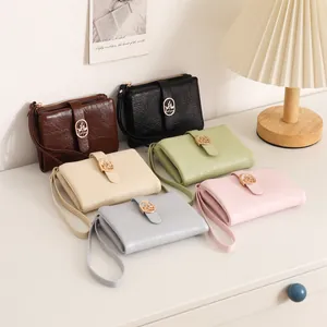 Colección de carteras cortas para mujer en cuero agrietado con emblema dorado.