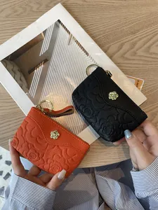 Mini porte-monnaie élégant en cuir embossé avec motif de camélia et porte-clés luxe