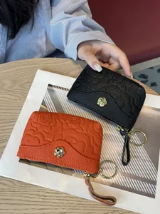 Mini porte-monnaie en cuir avec relief camélia et porte-clés doré de luxe chic
