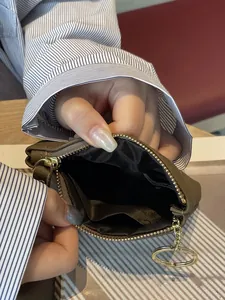 Mini porte-monnaie en cuir gaufré avec porte-clés doré et détails du compartiment
