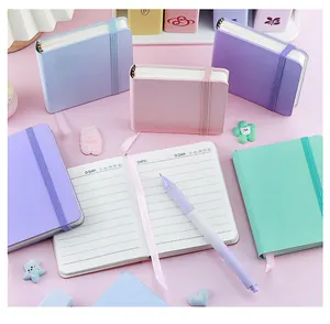 Primer plano de cuaderno cuadrado de cuero macaron A7 con banda elástica y marcapáginas.