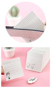 Détail des mignons pense-bêtes illustration de fille avec lignes et carreaux sur fond rose