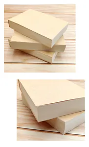 Nahaufnahme von minimalistischen, verdickten leeren Notizbüchern aus Kraftpapier auf Holz.
