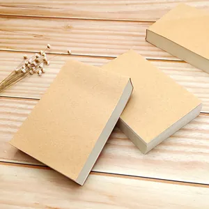 Minimalistische Blanko-Notizbücher aus Kraftpapier für Studenten auf Holzgrund mit Blumen