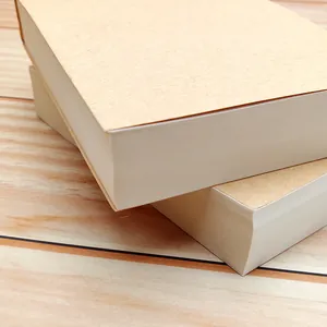 Zwei dicke minimalistische Kraftpapier Notizbücher für Studenten auf Holzschreibtisch