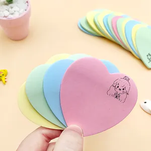 Juego de notas adhesivas de colores en forma de corazón con linda ilustración de dibujos animados