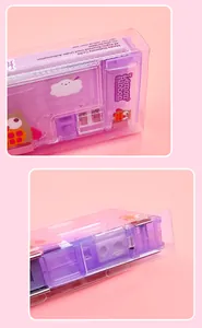 Detalle de un estuche de dibujos animados morado con sacapuntas y diseño de búho