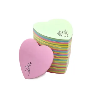 Lindas notas adhesivas coloridas en forma de corazón con dinosaurio y corazón de dedo