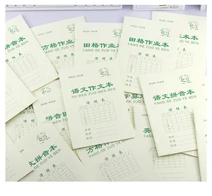 Stapel von 32K-Grundschulheften für Pinyin-Übungen und das Schreiben in Gitterform