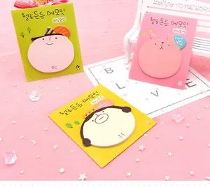 Primer plano de lindas notas adhesivas de dibujos animados en tarjetas coreanas de colores