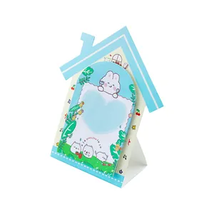 Schattige creatieve plaknotities in de vorm van een huis met leuke cartoon dierillustraties