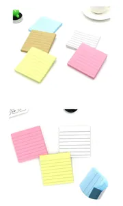 Dettaglio che mostra foglietti adesivi color pastello con linee orizzontali per scrivere bene.