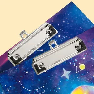 Robuste silberne Klemmbrettklammern aus Metall mit Gummiecken auf Galaxie-Hintergrund