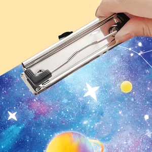 Kreatives A4 Klemmbrett mit Sternenhimmel- und Planetenmuster aus Holz für Schule