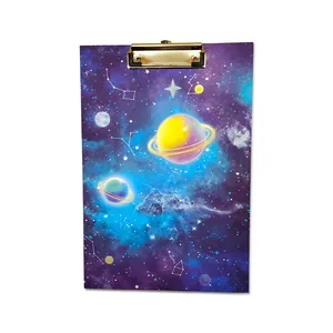 A4 dickes Klemmbrett aus Holz mit buntem Galaxie Planeten Druck und goldenem Clip