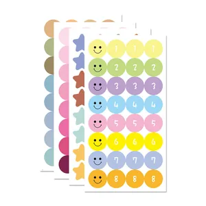 Kleurrijke decoratieve stip- en sterstickers met cijfers en smileys voor in je dagboek