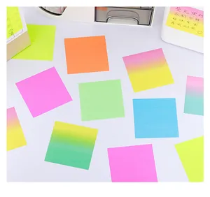 Vue détaillée de notes autocollantes néon et dégradées imperméables pour mémo bureau.