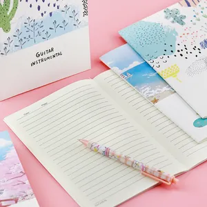Niedliches liniertes A5-Notizbuch mit künstlerischen Illustrationen und passendem Stift