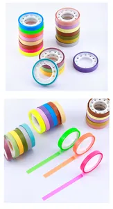 Gros plan de rouleaux de ruban mémo colorés à déchirure facile avec des bords dentelés