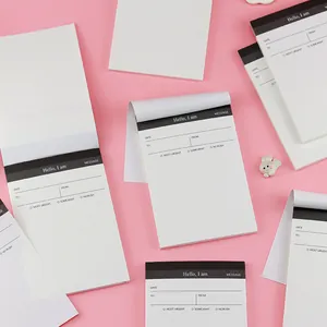 Blocs de notas de planificación en inglés con páginas desprendibles sobre fondo rosa