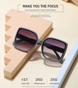 Vue détaillée de lunettes de soleil rétro grises avec verres dégradés violets sur accessoires
