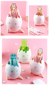 Detalle de los bonitos portaplumas con forma de huevo de dinosaurio para organizar el escritorio