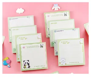 Primer plano de notas adhesivas con dibujos de panda y conejo para estudiantes.