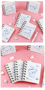 Detalle de varios cuadernos de espiral de bolsillo con lindos osos de dibujos rosa
