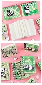 Juego de cuadernos de espiral de panda con páginas interiores blancas en fondo rosa.