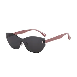 Modische randlose Polygon-Sonnenbrille mit dunkelgrauen Gläsern und rosa Bügeln.