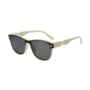 Lunettes de soleil rétro ovales avec montures beiges et élégants accents en métal doré