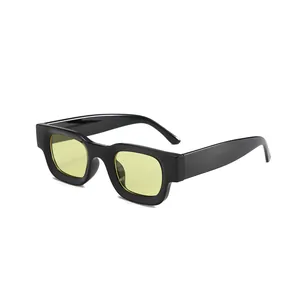 Gafas de sol retro de montura cuadrada pequeña con lentes amarillas y protección UV