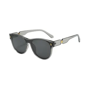Lunettes de soleil ovales rétro avec monture grise transparente et détails dorés