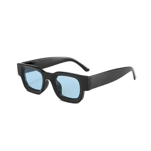Gafas de sol retro con montura cuadrada negra y lentes teñidas de azul de moda