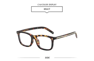 Lunettes rétro élégantes à large monture en écaille de tortue, vue latérale de profil.