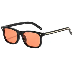Lunettes de soleil vintage carrées surdimensionnées avec monture noire et verres orange