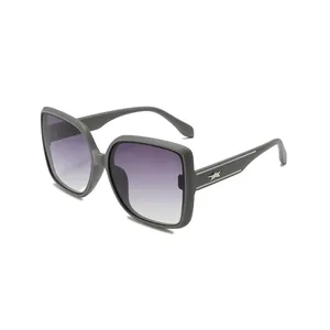 Lunettes de soleil rétro surdimensionnées avec verres dégradés violets et étoile