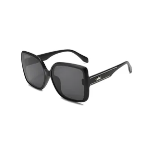 Lunettes de soleil rétro carrées surdimensionnées avec détail étoile de mode