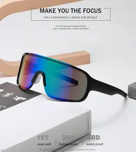 Dettaglio professionale di occhiali da sole da ciclismo iridescenti su un supporto bianco.