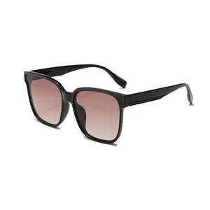 Lunettes de soleil carrées oversize vintage avec verres dégradés marron.