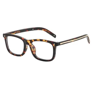Lunettes à monture carrée rétro en écaille avec verres clairs et accents métalliques dorés
