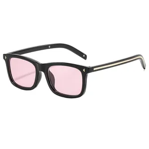 Lunettes de soleil rétro carrées avec verres roses et monture noire