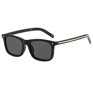 Lunettes de soleil rétro à monture carrée noire avec des détails dorés sur les branches.