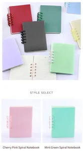 Détail du carnet à spirale A7 montrant les couvertures mates de couleur macaron