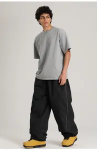 Modelo masculino con pantalones de esquí impermeables negros holgados en estudio profesional